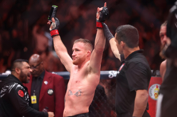 게이치 vs 핌블렛, 토푸리아 빈 자리 채울 UFC 잠정 챔피언 누구?