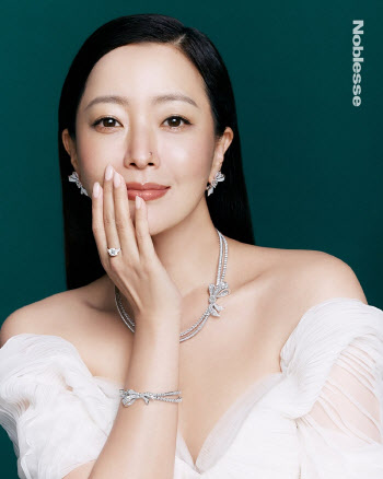 김희선, 그라프와 함께한 화보서 압도적 존재감 드러내