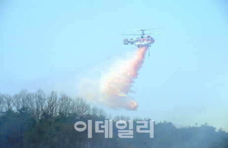 23일 오후 경북 봉화서 산불…주민 대피 유도