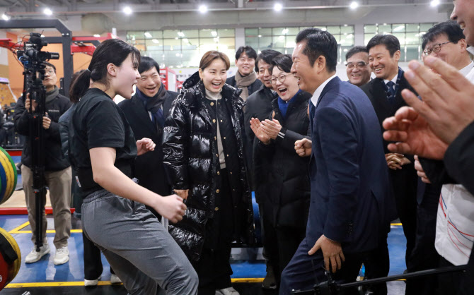 국가대표 발차기에 아파하는 정청래 대표