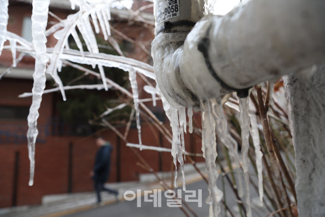 [포토]'최강 한파에 주택가 배수관 동파'