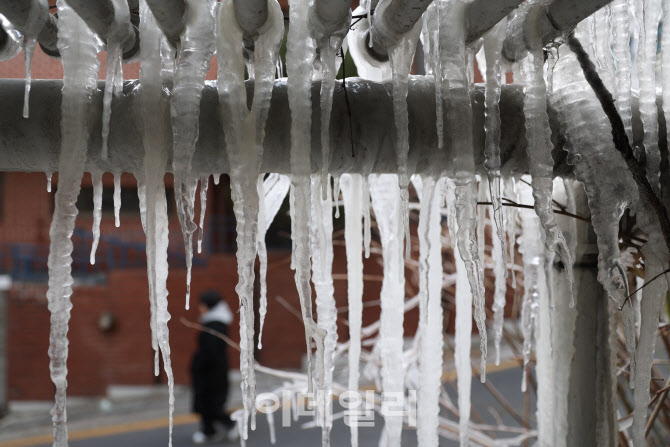 [포토]'최강 한파에 배수관 동파'