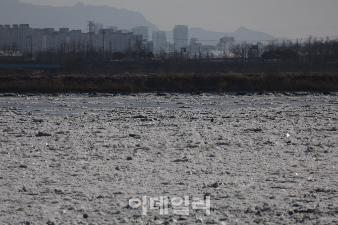 [포토]연일 이어지는 한파에 꽁꽁 언 한강