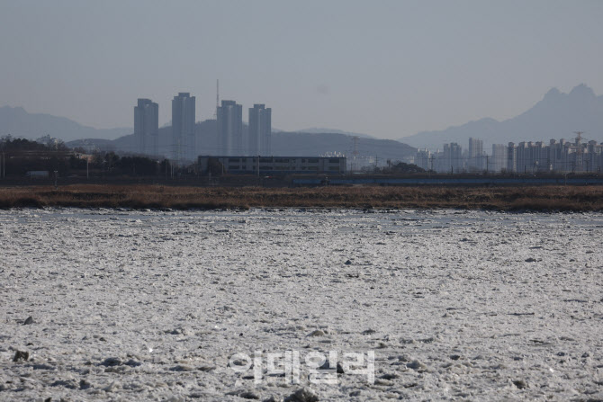 [포토]길어지는 한파, 꽁꽁 언 한강