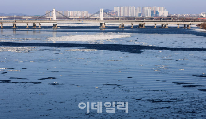 [포토]동장군 맹위에 얼어붙은 한강
