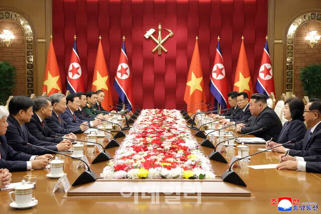 北김정은, 연임 성공한 베트남 서기장에 축전