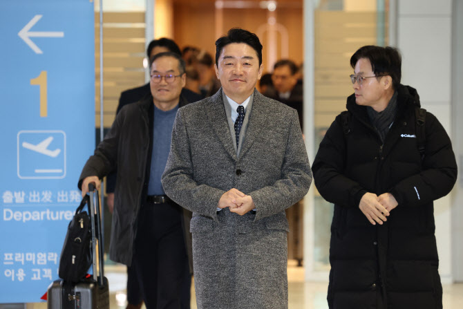강훈식 비서실장, 캐나다로 출국…잠수함 수주 논의