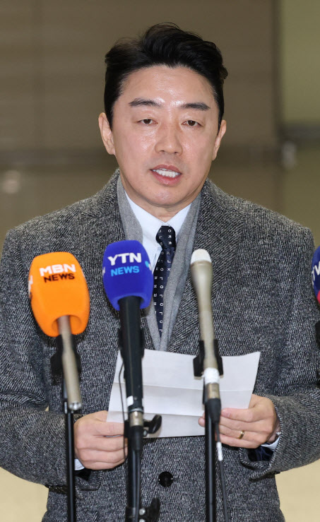 강훈식 "쉽지 않지만 최선 다하겠다"…캐나다 잠수함 출국