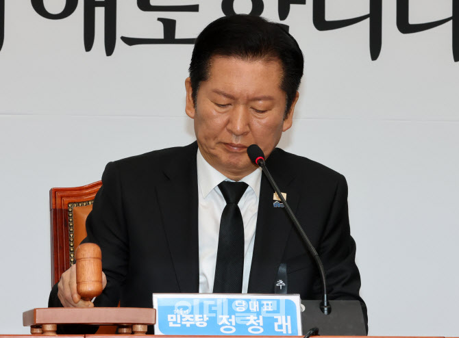 [포토]의사봉 두드리는 정청래 대표