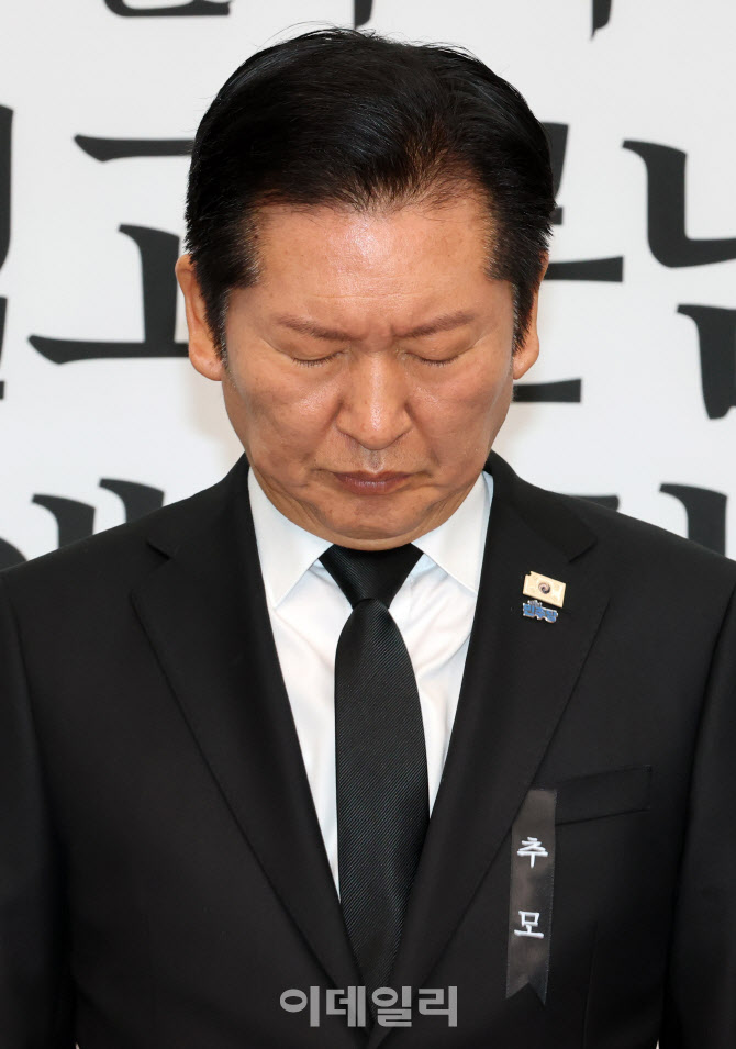 [포토]정청래 대표, 이해찬 더불어민주당 상임고문 추모