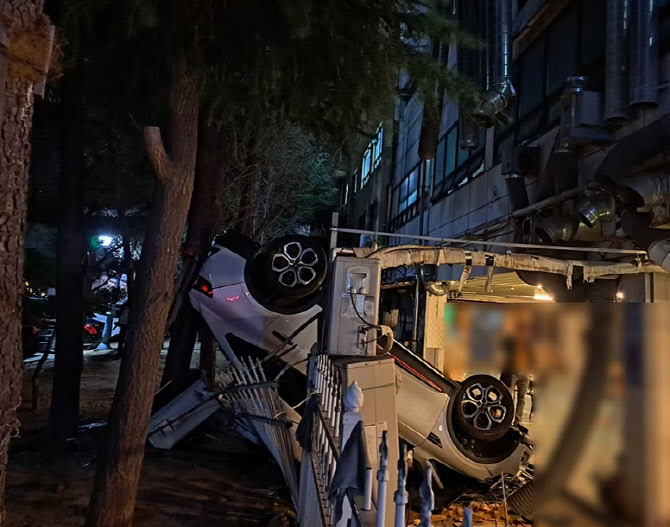'만취운전' 주자창 벽 뚫고 1층 추락..운전자 경상