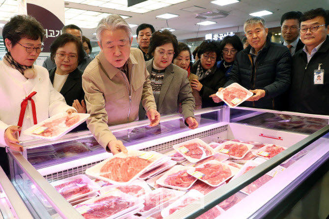 [포토] 설 앞두고 성수품 점검하는 강호동 농협회장