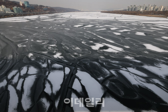 [포토]연이은 한파로 얼어붙은 한강