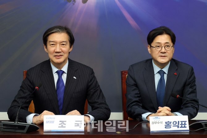 [포토]나란히 앉은 조국 조국혁신당 대표-홍익표 청와대 정무수석