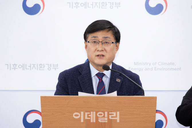 돌고 돌아 '원전'…신규 대형 원전 결국 짓기로