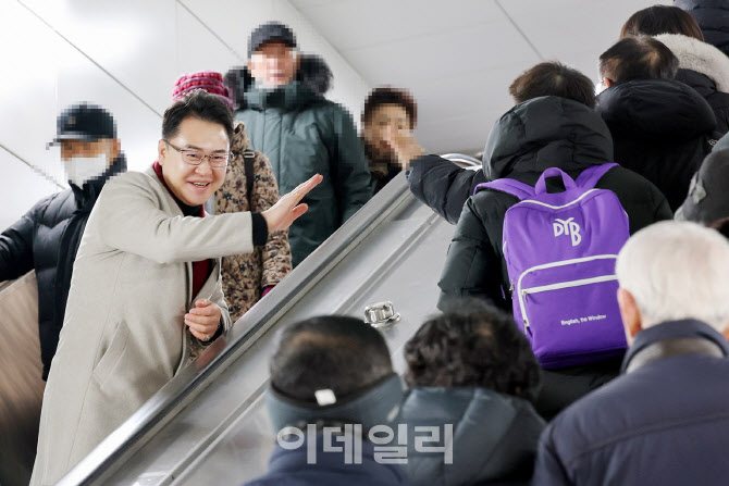[포토] 주민들과 하이파이브하는 오언석 도봉구청장