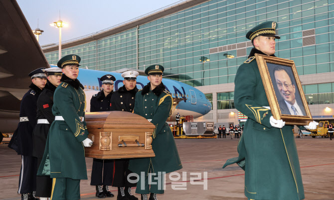 [포토]이해찬 前 총리 시신, 인천공항 도착…金총리 등 영접