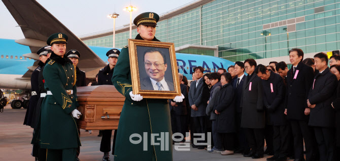[포토]이해찬 전 총리 시신 인천공항 도착…민주당 지도부 영접