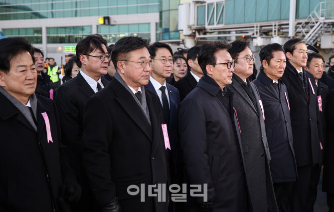 [포토]이해찬 전 총리 시신 영접하는 김민석 총리-우원식 의장-정청래 대표