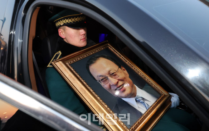 [포토]서울대병원 장례식으로 출발하는 이해찬 전 총리