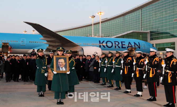 [포토]고(故) 이해찬 전 국무총리, 인천공항 도착