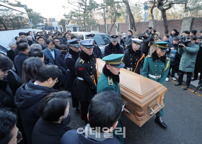[포토]이해찬 전 총리 시신 빈소 도착