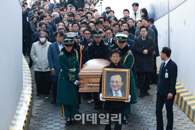 [포토]고국으로 돌아온 고 이해찬 전 총리…빈소 도착