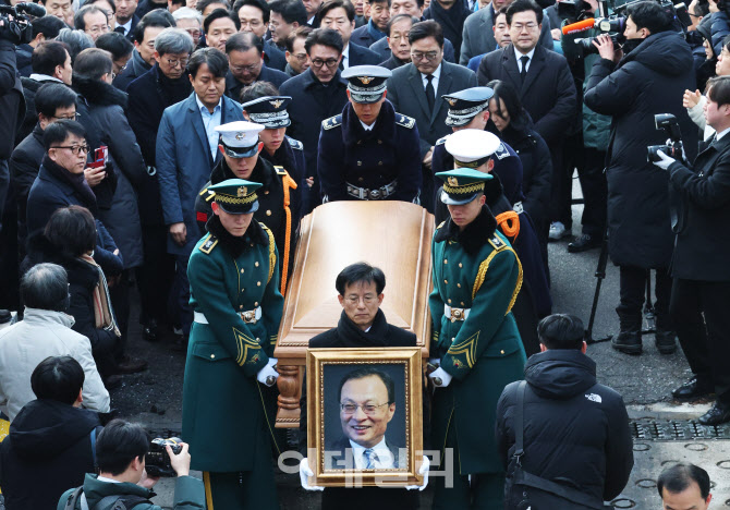[포토]장례식장으로 운구되는 고 이해찬 전 총리