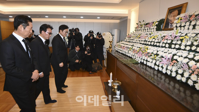 [포토]이해찬 전 총리 조문하는 김민석-정청래-우원식