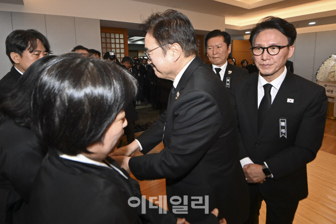[포토]유가족 위로하는 김민석 총리-우원식 의장-정청래 대표