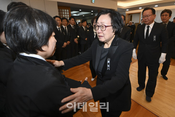 [포토]유가족 위로하는 한명숙 전 총리