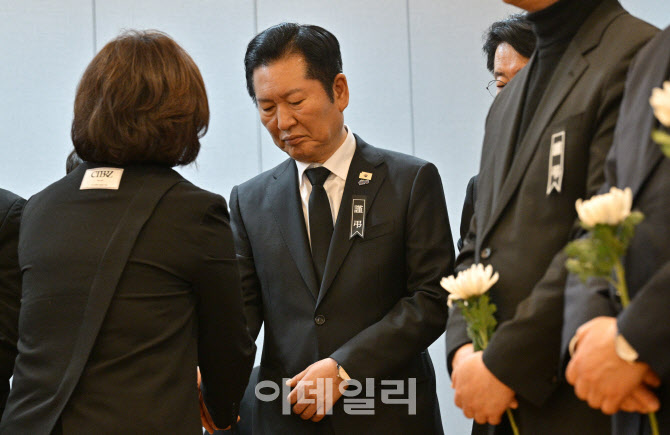 [포토]이해찬 전 총리 조문객 조문받는 정청래 대표