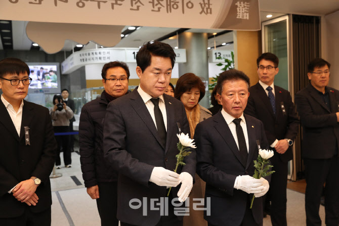 [포토] 고(故) 이해찬 전 국무총리 분향하는 박준희 관악구청장