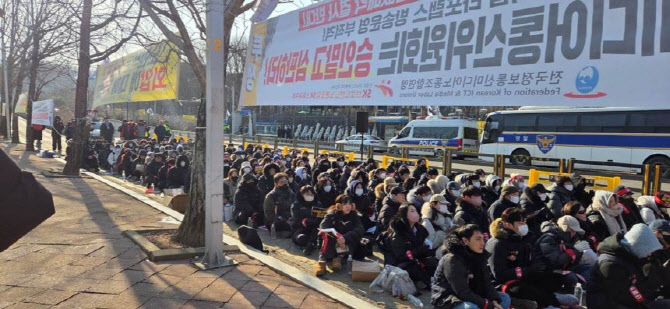 SK스토아 노조 총파업 돌입…“SKT가 최다출자자 유지해야”