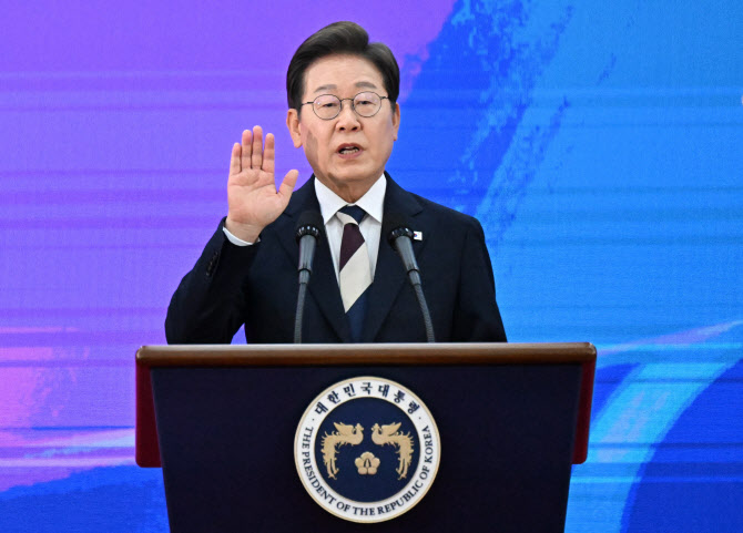 대일외교·원전정책…李대통령, 말보다 행동으로 증명한 ‘실용리더십’