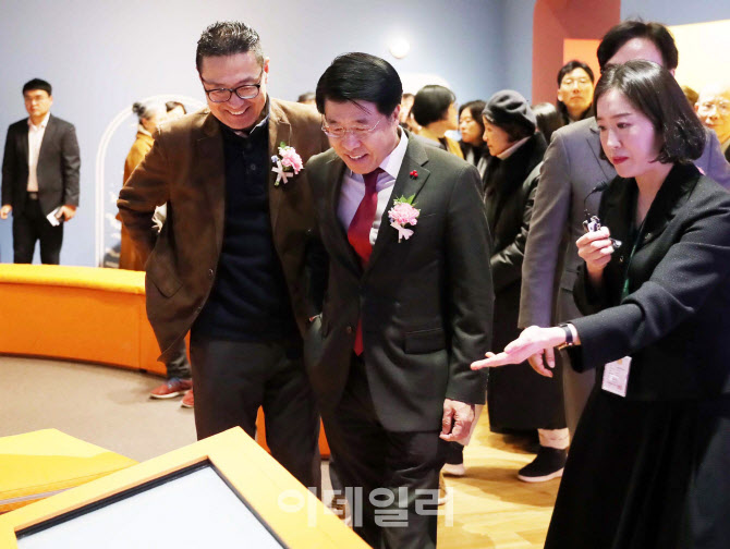 [포토] 송파책박물관 방문한 서강석 송파구청장
