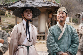 ‘왕과 사는 남자’, 예매율 1위 굳건… 설 극장가 정조준