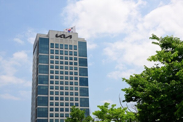 [속보]기아, 4분기 영업익 1.8조…전년비 32.2% 감소