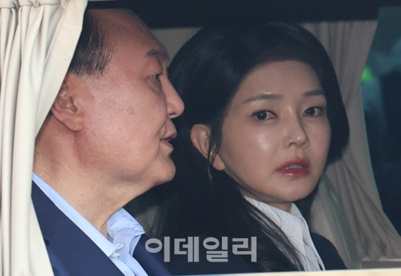 [속보]법원 “尹부부, 명태균 여론조사 재산 이득 취득없어”