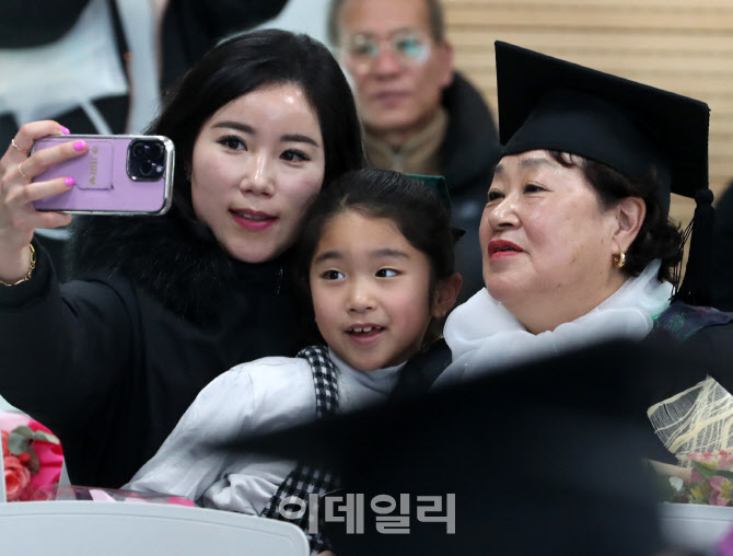 [포토] 늘푸름학교 졸업식 기념촬영