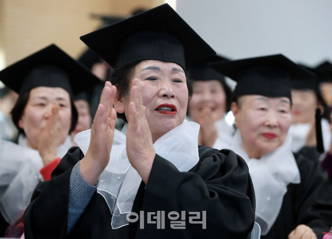 [포토] 늘푸름학교 졸업식 참석한 어르신