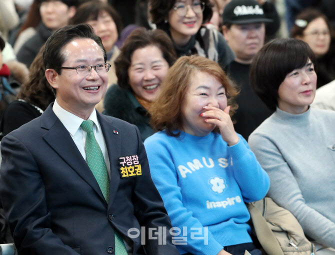[포토] 늘푸름학교 졸업식 참석한 최호권 영등포구청장