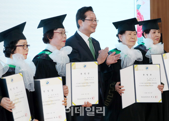 [포토] 졸업장 전달하는 최호권 영등포구청장