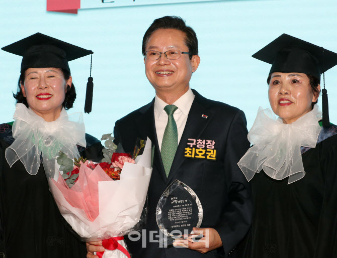 [포토] 학생들로부터 감사패 받는 최호권 영등포구청장