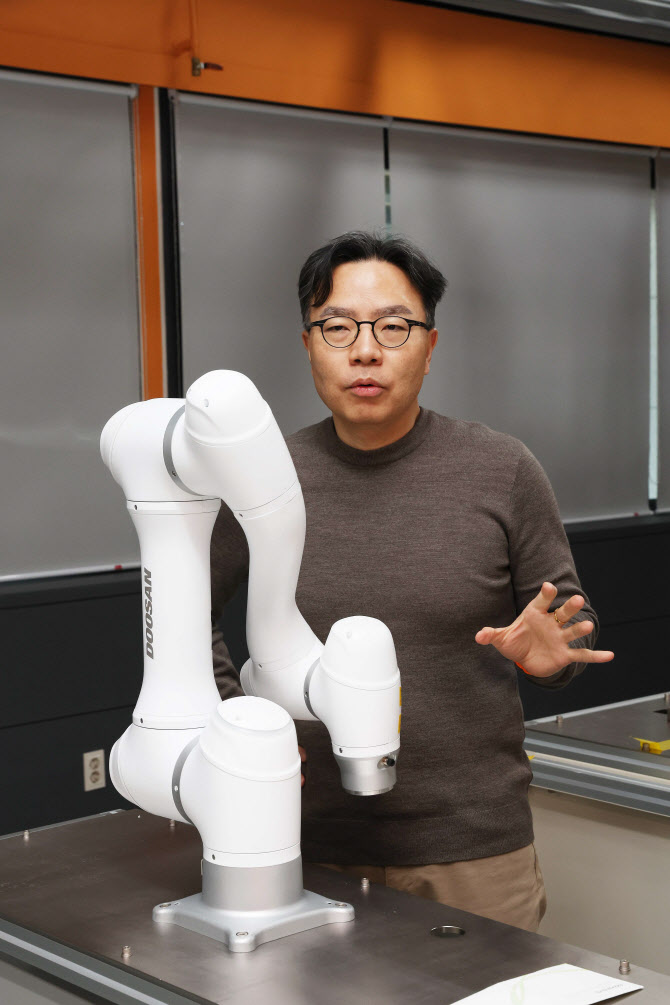 “中로봇, 美챗GPT에 이기려면 韓, AI팩토리로 승부 걸어야”