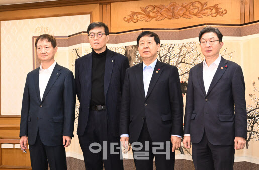 4개월만에 F4 회의 참석한 구윤철 "코리아 프리미엄 시대 열 것"