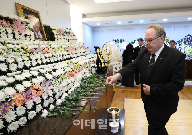 [포토]조문하는 제프 로빈슨 주한호주대사