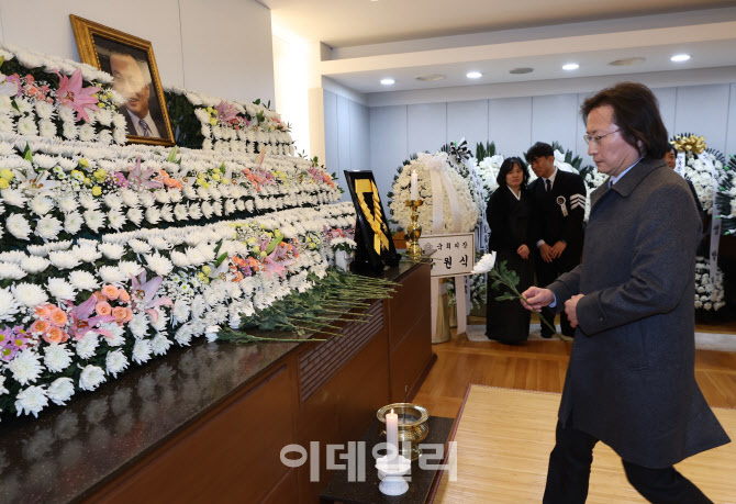 [포토]조문하는 주병기 공정거래위원장