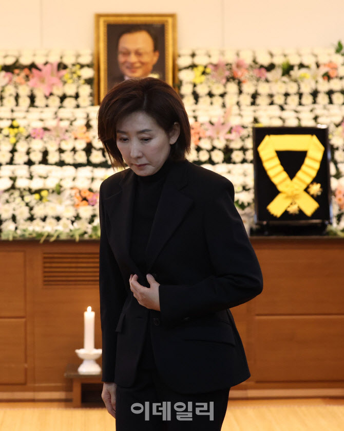 [포토]나경원 의원, '故 이해찬 빈소 조문'