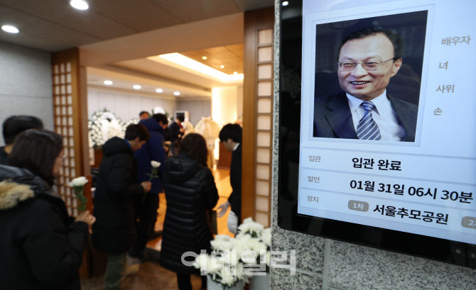 [포토]故 이해찬 빈소 조문하는 시민들